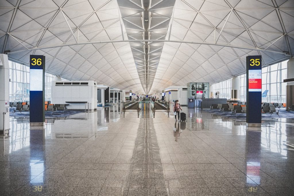 ルガル成田空港到着、QE2ジュビリーS8着から帰国